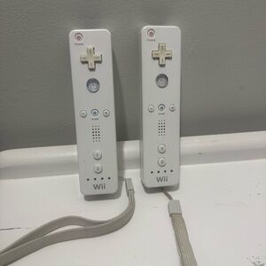 Nintendo Wii White Motion Remote Controllers Pair
